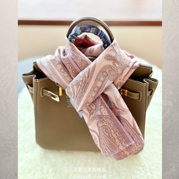 宮廷序曲 Prélude de Palais-玫曜 Rosé Brume_淡粉×薄紫(120× 34cm) 絲巾 雙面絲巾 長型絲巾 日本絲巾 9090 披肩 絲巾
雙面圍巾
日本製絲巾
日本製圍巾
羊毛雙面圍巾
羊毛圍巾
一條抵兩條
保暖圍巾
克什米爾
silkscarf
scarf
hermesscarf
cashmere
日本代購
日本製代購
RectoVersomuffler
muffler
hermesmuffler
winteriscoming
甜美小姊姊風
氣質優雅女孩風
可甜可鹹
日本製
高品