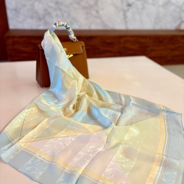 日本製 絲巾_ 光影菱紋Collection Lumières Géométriques-雪映晨光 Clarté Neige(88 × 88cm) 絲巾 方形絲巾 大方巾 日本絲巾 9090 披肩 絲巾
雙面圍巾
日本製絲巾
日本製圍巾
羊毛雙面圍巾
羊毛圍巾
一條抵兩條
保暖圍巾
克什米爾
silkscarf
scarf
hermesscarf
cashmere
日本代購
日本製代購
RectoVersomuffler
muffler
hermesmuffler
winteriscoming
甜美小姊姊風
氣質優雅女孩風
可甜可鹹
日本製
高品