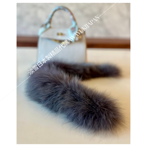 日本製 SAGA FURS 狐狸毛圍巾(現貨_炭灰色) 狐狸毛圍巾
毛毛圍巾
雙面圍巾
日本製絲巾
日本製圍巾
羊毛雙面圍巾
羊毛圍巾
一條抵兩條
保暖圍巾
克什米爾
silkscarf
scarf
hermesscarf
cashmere
日本代購
日本製代購
RectoVersomuffler
muffler
hermesmuffler
winteriscoming
甜美小姊姊風
氣質優雅女孩風
可甜可鹹