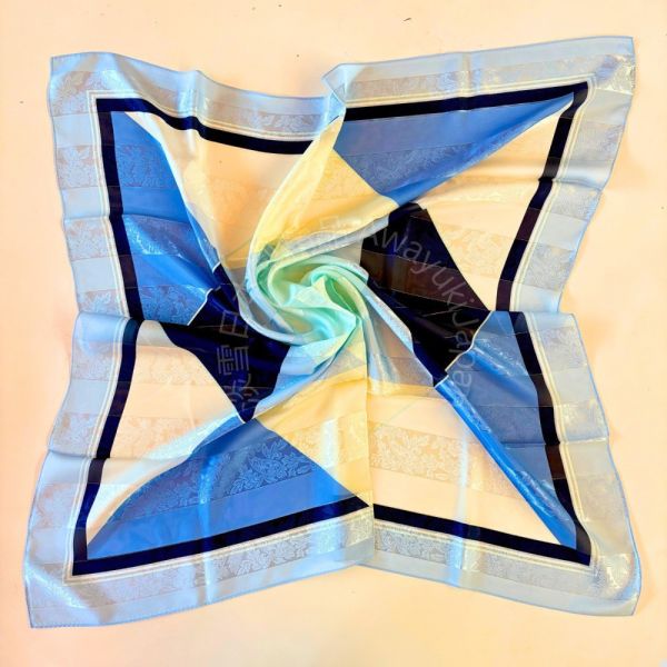 日本製 絲巾_ 光影菱紋Collection Lumières Géométriques-海霧晨藍 Brume Marine (88 × 88cm) 絲巾 方形絲巾 大方巾 日本絲巾 9090 披肩 絲巾
雙面圍巾
日本製絲巾
日本製圍巾
羊毛雙面圍巾
羊毛圍巾
一條抵兩條
保暖圍巾
克什米爾
silkscarf
scarf
hermesscarf
cashmere
日本代購
日本製代購
RectoVersomuffler
muffler
hermesmuffler
winteriscoming
甜美小姊姊風
氣質優雅女孩風
可甜可鹹
日本製
高品