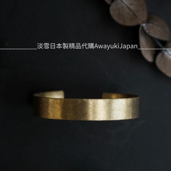 日本製 絲紋金色手環_1公分 #日本代購
#日本製代購
#日本製手環
#日本職人手作
#日本傳統技藝
#錘紋手環
#個性風手環
#akoya珍珠
#akoya
#巴洛克珍珠手鍊
#巴洛克珍珠項鍊
#異形珍珠項鍊
#異性珍珠手鍊
#造型珍珠手鍊
#甜美小姊姊風
#氣質優雅女孩風
#可甜可鹹
#日本製
#高品質
#安心安全
#安心安全日本製
#貴婦
#輕奢
#tasaki
#miki