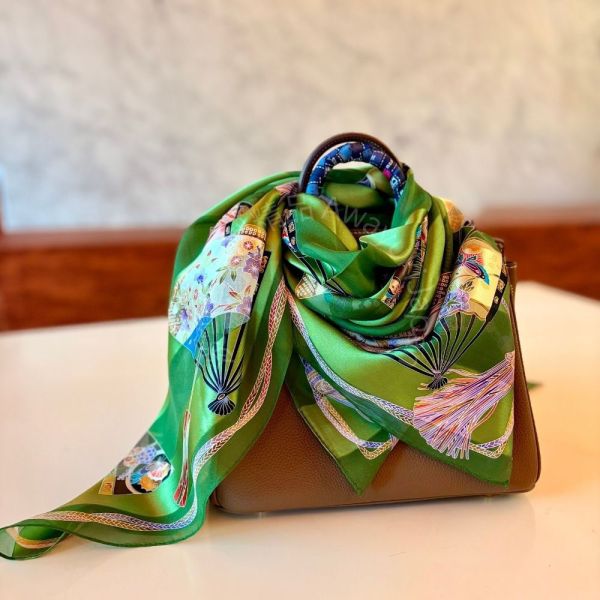 日本製 絲巾_ Éventail Fleuri Émeraude 花扇翠影-翠綠色(88 × 88cm) 絲巾 方形絲巾 大方巾 日本絲巾 9090 披肩 絲巾
雙面圍巾
日本製絲巾
日本製圍巾
羊毛雙面圍巾
羊毛圍巾
一條抵兩條
保暖圍巾
克什米爾
silkscarf
scarf
hermesscarf
cashmere
日本代購
日本製代購
RectoVersomuffler
muffler
hermesmuffler
winteriscoming
甜美小姊姊風
氣質優雅女孩風
可甜可鹹
日本製
高品