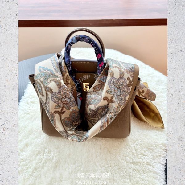 日本製 絲巾_宮廷序曲 Prélude de Palais-曙綠 Aube Olive_香檳×橄欖綠(120× 34cm) 絲巾 雙面絲巾 長型絲巾 日本絲巾 9090 披肩 絲巾
雙面圍巾
日本製絲巾
日本製圍巾
羊毛雙面圍巾
羊毛圍巾
一條抵兩條
保暖圍巾
克什米爾
silkscarf
scarf
hermesscarf
cashmere
日本代購
日本製代購
RectoVersomuffler
muffler
hermesmuffler
winteriscoming
甜美小姊姊風
氣質優雅女孩風
可甜可鹹
日本製
高品