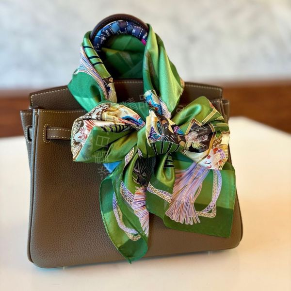 日本製 絲巾_ Éventail Fleuri Émeraude 花扇翠影-翠綠色(88 × 88cm) 絲巾 方形絲巾 大方巾 日本絲巾 9090 披肩 絲巾
雙面圍巾
日本製絲巾
日本製圍巾
羊毛雙面圍巾
羊毛圍巾
一條抵兩條
保暖圍巾
克什米爾
silkscarf
scarf
hermesscarf
cashmere
日本代購
日本製代購
RectoVersomuffler
muffler
hermesmuffler
winteriscoming
甜美小姊姊風
氣質優雅女孩風
可甜可鹹
日本製
高品