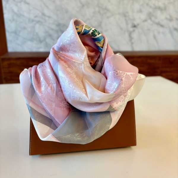 日本製 絲巾_ 光影菱紋Collection Lumières Géométriques-玫霧花曦 Rosée Florale(88 × 88cm) 絲巾 方形絲巾 大方巾 日本絲巾 9090 披肩 絲巾
雙面圍巾
日本製絲巾
日本製圍巾
羊毛雙面圍巾
羊毛圍巾
一條抵兩條
保暖圍巾
克什米爾
silkscarf
scarf
hermesscarf
cashmere
日本代購
日本製代購
RectoVersomuffler
muffler
hermesmuffler
winteriscoming
甜美小姊姊風
氣質優雅女孩風
可甜可鹹
日本製
高品