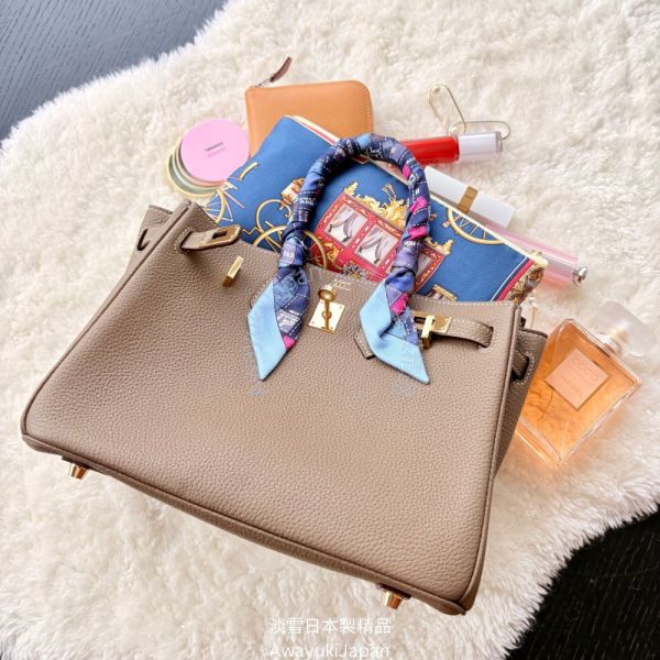 日本製 絲巾包包_皇家馬車系列 Carrosse Royal 隨行包_皇家藍 日本製 手拿包 日本絲巾 9090 絲巾 2way包包 多功能斜背包
男背包
日本製鞋背包
日本製男包
出國旅遊
出差旅遊包
機能公事包
型男必備
多功能包
日本型男
父親節禮物
帥氣
lexus
benz
bmw
tesla
日本代購
日本製代購
日本製珍珠項鍊
日本製珍珠手鍊
akoya珍珠
日本製
高品質
安心安全
安心安全日本製
貴婦
輕奢
tasaki
mikimoto