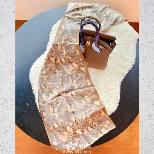 日本製 絲巾_宮廷序曲 Prélude de Palais-曙綠 Aube Olive_香檳×橄欖綠(120× 34cm) 絲巾 雙面絲巾 長型絲巾 日本絲巾 9090 披肩 絲巾
雙面圍巾
日本製絲巾
日本製圍巾
羊毛雙面圍巾
羊毛圍巾
一條抵兩條
保暖圍巾
克什米爾
silkscarf
scarf
hermesscarf
cashmere
日本代購
日本製代購
RectoVersomuffler
muffler
hermesmuffler
winteriscoming
甜美小姊姊風
氣質優雅女孩風
可甜可鹹
日本製
高品