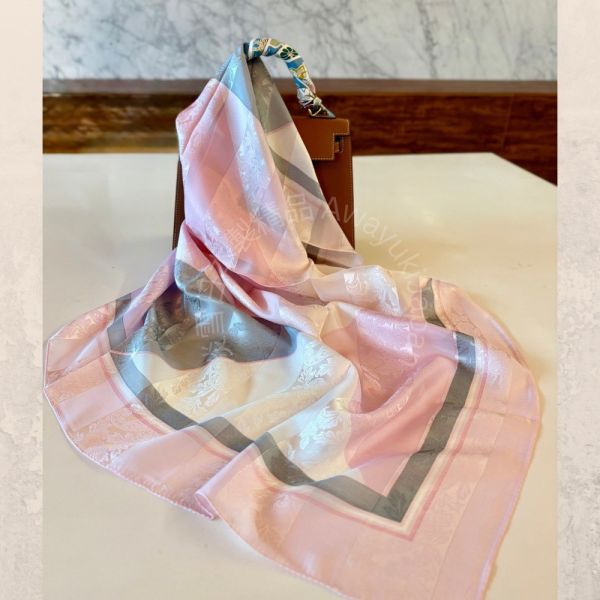 日本製 絲巾_ 光影菱紋Collection Lumières Géométriques-玫霧花曦 Rosée Florale(88 × 88cm) 絲巾 方形絲巾 大方巾 日本絲巾 9090 披肩 絲巾
雙面圍巾
日本製絲巾
日本製圍巾
羊毛雙面圍巾
羊毛圍巾
一條抵兩條
保暖圍巾
克什米爾
silkscarf
scarf
hermesscarf
cashmere
日本代購
日本製代購
RectoVersomuffler
muffler
hermesmuffler
winteriscoming
甜美小姊姊風
氣質優雅女孩風
可甜可鹹
日本製
高品