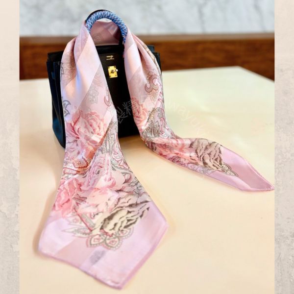 日本製 絲巾_玫瑰花園 Jardin des Roses - 玫瑰粉(88 × 88cm) 絲巾 方形絲巾 大方巾 日本絲巾 9090 披肩 絲巾
雙面圍巾
日本製絲巾
日本製圍巾
羊毛雙面圍巾
羊毛圍巾
一條抵兩條
保暖圍巾
克什米爾
silkscarf
scarf
hermesscarf
cashmere
日本代購
日本製代購
RectoVersomuffler
muffler
hermesmuffler
winteriscoming
甜美小姊姊風
氣質優雅女孩風
可甜可鹹
日本製
高品