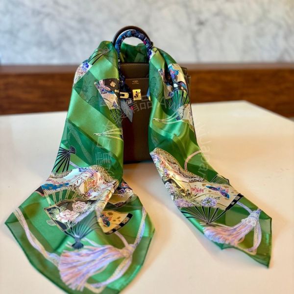 日本製 絲巾_ Éventail Fleuri Émeraude 花扇翠影-翠綠色(88 × 88cm) 絲巾 方形絲巾 大方巾 日本絲巾 9090 披肩 絲巾
雙面圍巾
日本製絲巾
日本製圍巾
羊毛雙面圍巾
羊毛圍巾
一條抵兩條
保暖圍巾
克什米爾
silkscarf
scarf
hermesscarf
cashmere
日本代購
日本製代購
RectoVersomuffler
muffler
hermesmuffler
winteriscoming
甜美小姊姊風
氣質優雅女孩風
可甜可鹹
日本製
高品