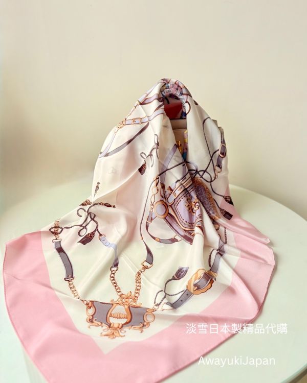 日本製 維斯特洛 馬具圖騰絲巾_淡粉(90x90cm) 絲巾
雙面圍巾
日本製絲巾
日本製圍巾
羊毛雙面圍巾
羊毛圍巾
一條抵兩條
保暖圍巾
克什米爾
silkscarf
scarf
hermesscarf
cashmere
日本代購
日本製代購
RectoVersomuffler
muffler
hermesmuffler
winteriscoming
甜美小姊姊風
氣質優雅女孩風
可甜可鹹
日本製
高品