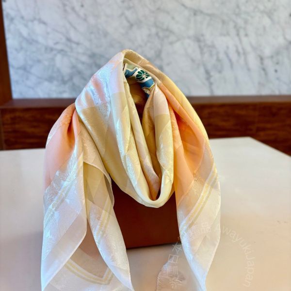 日本製 絲巾_ 光影菱紋Collection Lumières Géométriques-琥光暖曦 Aube Ambrée(88 × 88cm) 絲巾 方形絲巾 大方巾 日本絲巾 9090 披肩 絲巾
雙面圍巾
日本製絲巾
日本製圍巾
羊毛雙面圍巾
羊毛圍巾
一條抵兩條
保暖圍巾
克什米爾
silkscarf
scarf
hermesscarf
cashmere
日本代購
日本製代購
RectoVersomuffler
muffler
hermesmuffler
winteriscoming
甜美小姊姊風
氣質優雅女孩風
可甜可鹹
日本製
高品