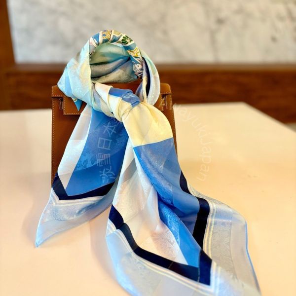 日本製 絲巾_ 光影菱紋Collection Lumières Géométriques-海霧晨藍 Brume Marine (88 × 88cm) 絲巾 方形絲巾 大方巾 日本絲巾 9090 披肩 絲巾
雙面圍巾
日本製絲巾
日本製圍巾
羊毛雙面圍巾
羊毛圍巾
一條抵兩條
保暖圍巾
克什米爾
silkscarf
scarf
hermesscarf
cashmere
日本代購
日本製代購
RectoVersomuffler
muffler
hermesmuffler
winteriscoming
甜美小姊姊風
氣質優雅女孩風
可甜可鹹
日本製
高品