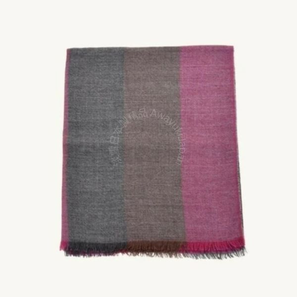 暖霧光影Lumière Brumeuse 披肩 長型圍巾-暖灰莓果（深灰×暖棕×莓紫）(80x196cm) 披肩 大圍巾 女生圍巾 日本圍巾 日本披肩 保暖圍巾 圍巾
雙面圍巾
日本製圍巾
羊毛雙面圍巾
羊毛圍巾
情侶圍巾
型男圍巾
帥氣爆表
靚女圍巾
一條抵兩條
保暖圍巾
克什米爾
cashmere
日本代購
日本製代購
RectoVersomuffler
muffler
hermesmuffler
winteriscoming
甜美小姊姊風
氣質優雅女孩風
可甜可鹹
日本製
高品質
安心安全
安心安全日