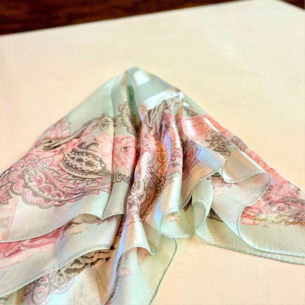 日本製 絲巾_玫瑰花園 Jardin des Roses - 霧綠(88 × 88cm) 絲巾 方形絲巾 大方巾 日本絲巾 9090 披肩 絲巾
雙面圍巾
日本製絲巾
日本製圍巾
羊毛雙面圍巾
羊毛圍巾
一條抵兩條
保暖圍巾
克什米爾
silkscarf
scarf
hermesscarf
cashmere
日本代購
日本製代購
RectoVersomuffler
muffler
hermesmuffler
winteriscoming
甜美小姊姊風
氣質優雅女孩風
可甜可鹹
日本製
高品