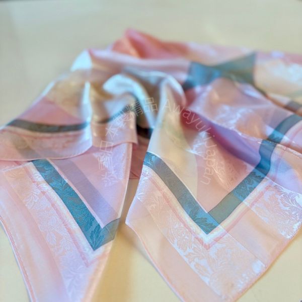 日本製 絲巾_ 光影菱紋Collection Lumières Géométriques-玫霧花曦 Rosée Florale(88 × 88cm) 絲巾 方形絲巾 大方巾 日本絲巾 9090 披肩 絲巾
雙面圍巾
日本製絲巾
日本製圍巾
羊毛雙面圍巾
羊毛圍巾
一條抵兩條
保暖圍巾
克什米爾
silkscarf
scarf
hermesscarf
cashmere
日本代購
日本製代購
RectoVersomuffler
muffler
hermesmuffler
winteriscoming
甜美小姊姊風
氣質優雅女孩風
可甜可鹹
日本製
高品