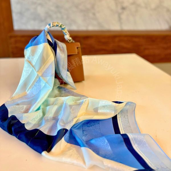 日本製 絲巾_ 光影菱紋Collection Lumières Géométriques-海霧晨藍 Brume Marine (88 × 88cm) 絲巾 方形絲巾 大方巾 日本絲巾 9090 披肩 絲巾
雙面圍巾
日本製絲巾
日本製圍巾
羊毛雙面圍巾
羊毛圍巾
一條抵兩條
保暖圍巾
克什米爾
silkscarf
scarf
hermesscarf
cashmere
日本代購
日本製代購
RectoVersomuffler
muffler
hermesmuffler
winteriscoming
甜美小姊姊風
氣質優雅女孩風
可甜可鹹
日本製
高品