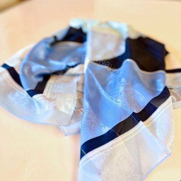 日本製 絲巾_ 光影菱紋Collection Lumières Géométriques-海霧晨藍 Brume Marine (88 × 88cm) 絲巾 方形絲巾 大方巾 日本絲巾 9090 披肩 絲巾
雙面圍巾
日本製絲巾
日本製圍巾
羊毛雙面圍巾
羊毛圍巾
一條抵兩條
保暖圍巾
克什米爾
silkscarf
scarf
hermesscarf
cashmere
日本代購
日本製代購
RectoVersomuffler
muffler
hermesmuffler
winteriscoming
甜美小姊姊風
氣質優雅女孩風
可甜可鹹
日本製
高品