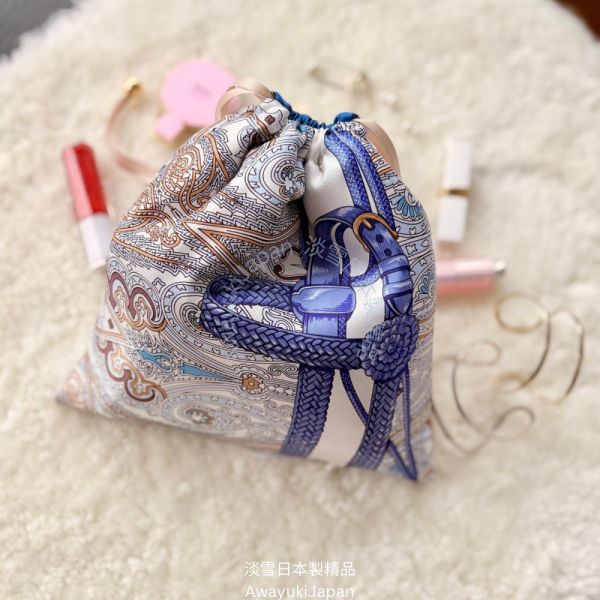 日本製 絲巾包_蔚藍之韻 Rhapsodie Bleue 日本絲巾 9090 絲巾 3way包包 多功能斜背包
男背包
日本製鞋背包
日本製男包
出國旅遊
出差旅遊包
機能公事包
型男必備
多功能包
日本型男
父親節禮物
帥氣
lexus
benz
bmw
tesla
日本代購
日本製代購
日本製珍珠項鍊
日本製珍珠手鍊
akoya珍珠
日本製
高品質
安心安全
安心安全日本製
貴婦
輕奢
tasaki
mikimoto