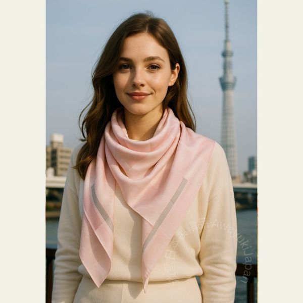 日本製 絲巾_ 光影菱紋Collection Lumières Géométriques-玫霧花曦 Rosée Florale(88 × 88cm) 絲巾 方形絲巾 大方巾 日本絲巾 9090 披肩 絲巾
雙面圍巾
日本製絲巾
日本製圍巾
羊毛雙面圍巾
羊毛圍巾
一條抵兩條
保暖圍巾
克什米爾
silkscarf
scarf
hermesscarf
cashmere
日本代購
日本製代購
RectoVersomuffler
muffler
hermesmuffler
winteriscoming
甜美小姊姊風
氣質優雅女孩風
可甜可鹹
日本製
高品