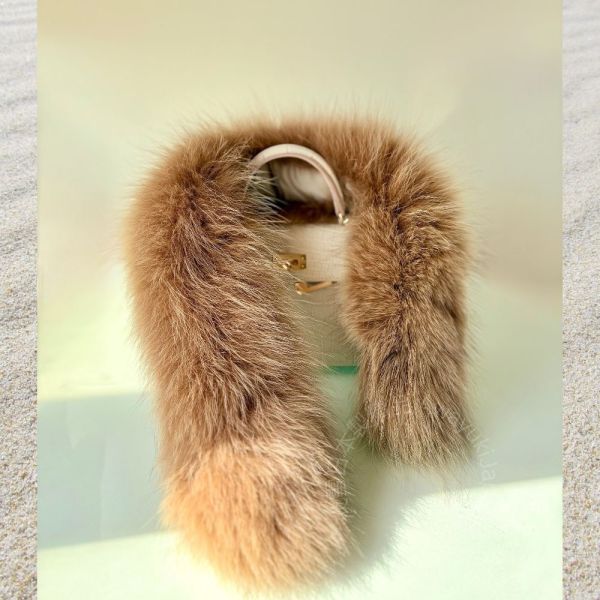 日本製 狐狸毛圍巾_柔金雪狐 · Renard Doré Velouté 金棕色(10x65cm) 毛毛圍巾 藍狐 狐狸毛 貴婦圍巾日本圍巾 保暖圍巾 SAGA 狐狸毛圍巾
毛毛圍巾
雙面圍巾
日本製絲巾
日本製圍巾
羊毛雙面圍巾
羊毛圍巾
一條抵兩條
保暖圍巾
克什米爾
silkscarf
scarf
hermesscarf
cashmere
日本代購
日本製代購
RectoVersomuffler
muffler
hermesmuffler
winteriscoming
甜美小姊姊風
氣質優雅女孩風
可甜可鹹