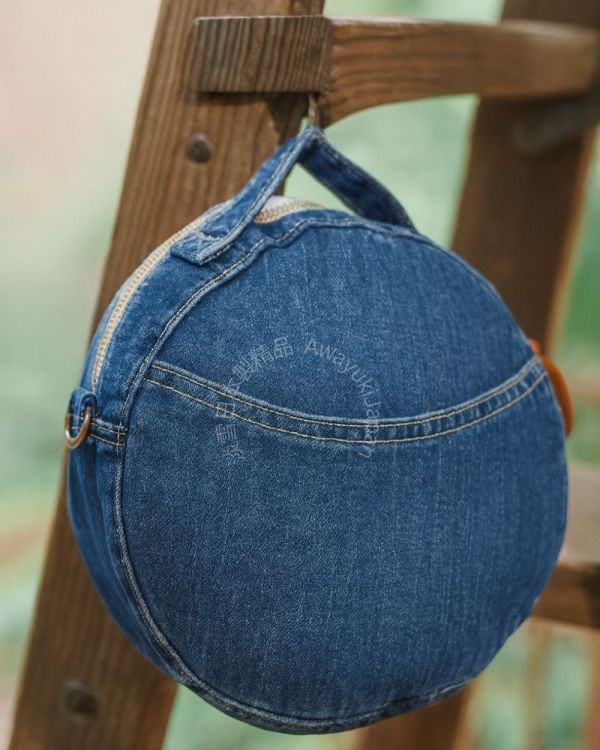 日本製 丹寧系列圓形隨行包(牛仔丹寧款) 日本製包包 日本製丹寧 丹寧包包 小圓包 隨身包 輕旅行 可愛包包 療癒 裝可愛 #雙色織帶
#義大利製手把
#多功能包包日本製
#氣質容量兼具
#日本製輕量包包
#輕量包包
#夏日必備包包
#只有可愛
#可愛包包
#可愛穿搭
#托特包
#編織托特包
#日本製托特包
#日本製編織包
#日本職人手作包
#夏日穿搭
#日本代購
#日本製代購
#日本製
#高品質
#安心安全日本製
#貴婦
#輕奢
#夏日編織包
#海邊穿搭
#浴衣穿搭﻿