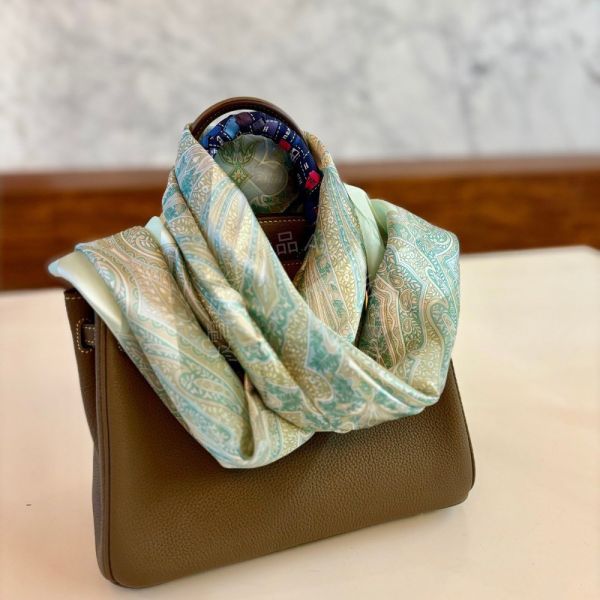 日本製 絲巾_ Éclat de Palais 宮廷之光-薄荷綠(88 × 88cm) 絲巾 方形絲巾 大方巾 日本絲巾 9090 披肩 絲巾
雙面圍巾
日本製絲巾
日本製圍巾
羊毛雙面圍巾
羊毛圍巾
一條抵兩條
保暖圍巾
克什米爾
silkscarf
scarf
hermesscarf
cashmere
日本代購
日本製代購
RectoVersomuffler
muffler
hermesmuffler
winteriscoming
甜美小姊姊風
氣質優雅女孩風
可甜可鹹
日本製
高品