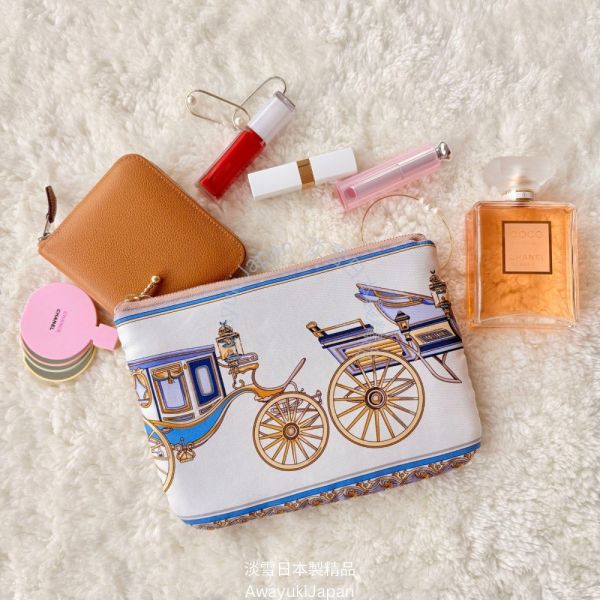 日本製 絲巾包包_皇家馬車系列 Carrosse Royal 隨行包_霜白 日本製 手拿包 日本絲巾 9090 絲巾 2way包包 多功能斜背包
男背包
日本製鞋背包
日本製男包
出國旅遊
出差旅遊包
機能公事包
型男必備
多功能包
日本型男
父親節禮物
帥氣
lexus
benz
bmw
tesla
日本代購
日本製代購
日本製珍珠項鍊
日本製珍珠手鍊
akoya珍珠
日本製
高品質
安心安全
安心安全日本製
貴婦
輕奢
tasaki
mikimoto