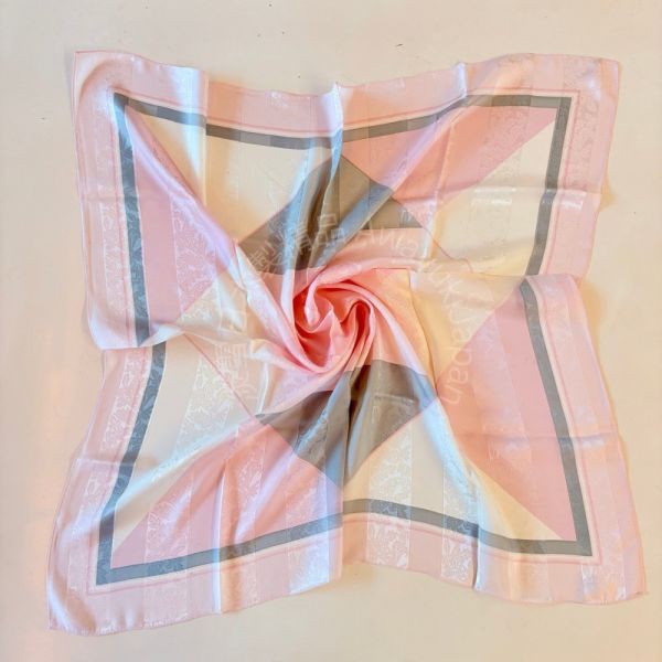 日本製 絲巾_ 光影菱紋Collection Lumières Géométriques-玫霧花曦 Rosée Florale(88 × 88cm) 絲巾 方形絲巾 大方巾 日本絲巾 9090 披肩 絲巾
雙面圍巾
日本製絲巾
日本製圍巾
羊毛雙面圍巾
羊毛圍巾
一條抵兩條
保暖圍巾
克什米爾
silkscarf
scarf
hermesscarf
cashmere
日本代購
日本製代購
RectoVersomuffler
muffler
hermesmuffler
winteriscoming
甜美小姊姊風
氣質優雅女孩風
可甜可鹹
日本製
高品