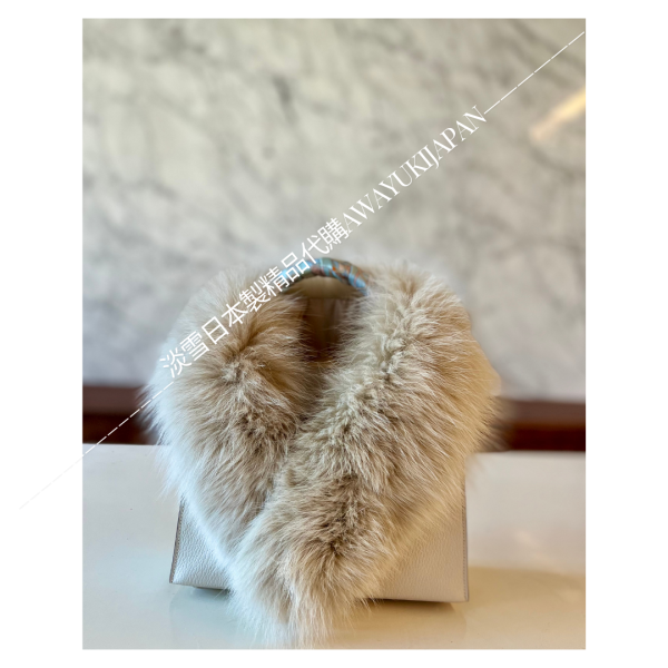 日本製 SAGA FURS 狐狸毛圍巾(現貨_奶油白) 狐狸毛圍巾
毛毛圍巾
雙面圍巾
日本製絲巾
日本製圍巾
羊毛雙面圍巾
羊毛圍巾
一條抵兩條
保暖圍巾
克什米爾
silkscarf
scarf
hermesscarf
cashmere
日本代購
日本製代購
RectoVersomuffler
muffler
hermesmuffler
winteriscoming
甜美小姊姊風
氣質優雅女孩風
可甜可鹹