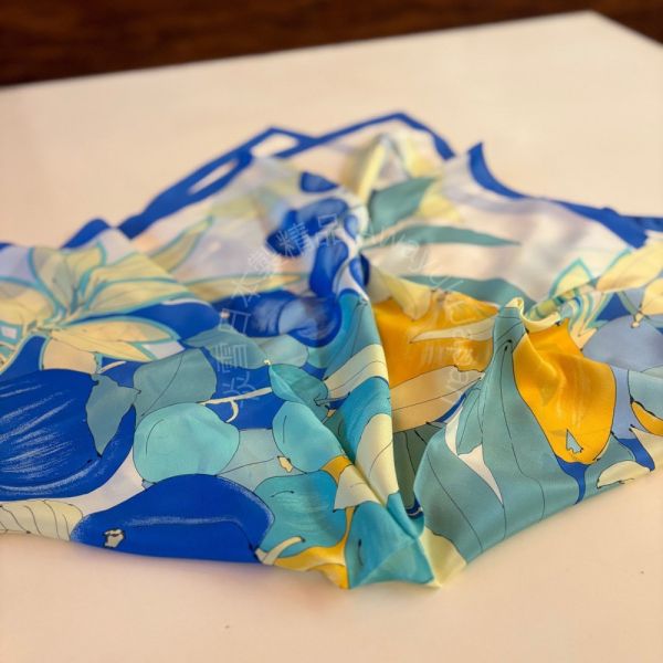 日本製 絲巾_地中海的夏日果園 Mediterranean Orchard d’Été-地中海藍色(88 × 88cm) 絲巾 方形絲巾 大方巾 日本絲巾 9090 披肩 絲巾
雙面圍巾
日本製絲巾
日本製圍巾
羊毛雙面圍巾
羊毛圍巾
一條抵兩條
保暖圍巾
克什米爾
silkscarf
scarf
hermesscarf
cashmere
日本代購
日本製代購
RectoVersomuffler
muffler
hermesmuffler
winteriscoming
甜美小姊姊風
氣質優雅女孩風
可甜可鹹
日本製
高品