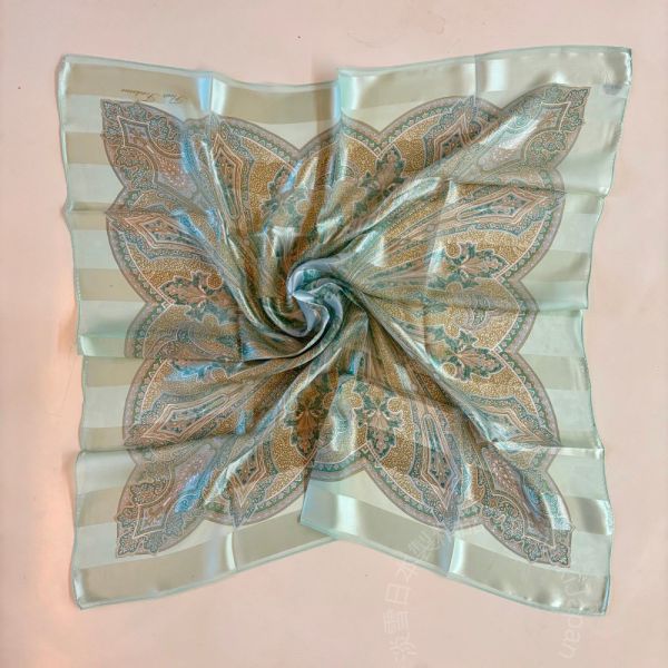 日本製 絲巾_ Éclat de Palais 宮廷之光-薄荷綠(88 × 88cm) 絲巾 方形絲巾 大方巾 日本絲巾 9090 披肩 絲巾
雙面圍巾
日本製絲巾
日本製圍巾
羊毛雙面圍巾
羊毛圍巾
一條抵兩條
保暖圍巾
克什米爾
silkscarf
scarf
hermesscarf
cashmere
日本代購
日本製代購
RectoVersomuffler
muffler
hermesmuffler
winteriscoming
甜美小姊姊風
氣質優雅女孩風
可甜可鹹
日本製
高品