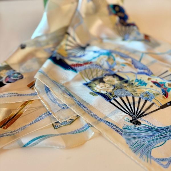 日本製 絲巾_ Éventail Fleuri Émeraude 花扇翠影-奶油白(88 × 88cm) 絲巾 方形絲巾 大方巾 日本絲巾 9090 披肩 絲巾
雙面圍巾
日本製絲巾
日本製圍巾
羊毛雙面圍巾
羊毛圍巾
一條抵兩條
保暖圍巾
克什米爾
silkscarf
scarf
hermesscarf
cashmere
日本代購
日本製代購
RectoVersomuffler
muffler
hermesmuffler
winteriscoming
甜美小姊姊風
氣質優雅女孩風
可甜可鹹
日本製
高品