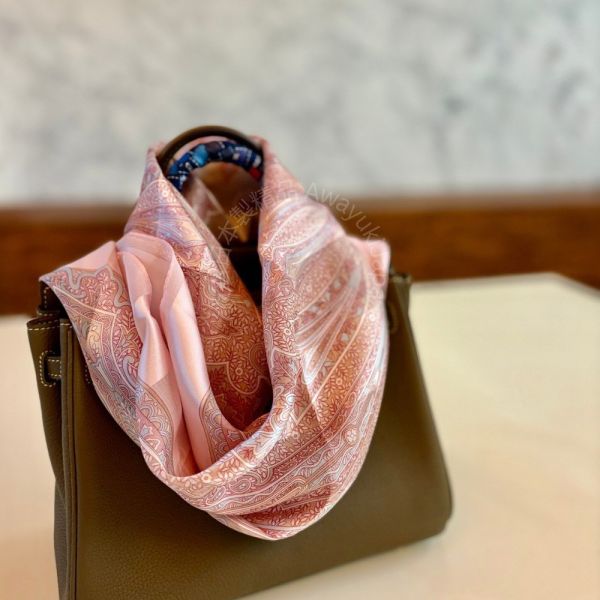 日本製 絲巾_ Éclat de Palais 宮廷之光-玫瑰粉(88 × 88cm) 絲巾 方形絲巾 大方巾 日本絲巾 9090 披肩 絲巾
雙面圍巾
日本製絲巾
日本製圍巾
羊毛雙面圍巾
羊毛圍巾
一條抵兩條
保暖圍巾
克什米爾
silkscarf
scarf
hermesscarf
cashmere
日本代購
日本製代購
RectoVersomuffler
muffler
hermesmuffler
winteriscoming
甜美小姊姊風
氣質優雅女孩風
可甜可鹹
日本製
高品