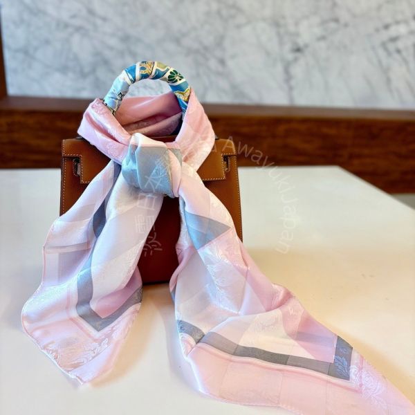 日本製 絲巾_ 光影菱紋Collection Lumières Géométriques-玫霧花曦 Rosée Florale(88 × 88cm) 絲巾 方形絲巾 大方巾 日本絲巾 9090 披肩 絲巾
雙面圍巾
日本製絲巾
日本製圍巾
羊毛雙面圍巾
羊毛圍巾
一條抵兩條
保暖圍巾
克什米爾
silkscarf
scarf
hermesscarf
cashmere
日本代購
日本製代購
RectoVersomuffler
muffler
hermesmuffler
winteriscoming
甜美小姊姊風
氣質優雅女孩風
可甜可鹹
日本製
高品