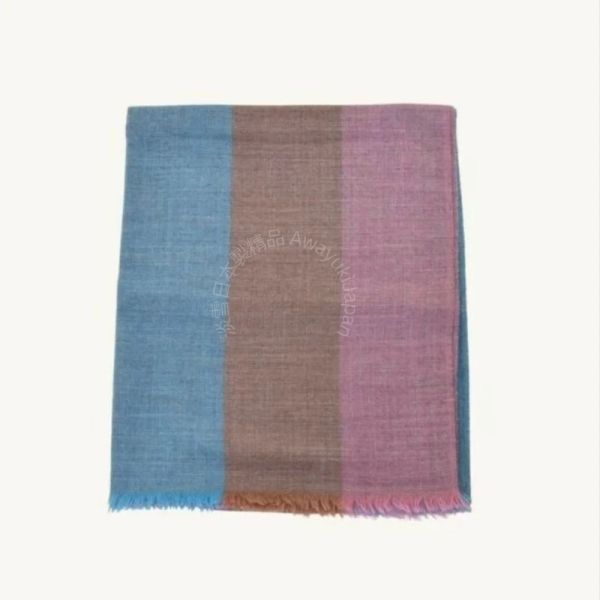 日本製 圍巾_暖霧光影Lumière Brumeuse 披肩 長型圍巾-霧藍粉霧（藍×暖棕×霧粉）(80x196cm) 披肩 大圍巾 女生圍巾 日本圍巾 日本披肩 保暖圍巾 圍巾
雙面圍巾
日本製圍巾
羊毛雙面圍巾
羊毛圍巾
情侶圍巾
型男圍巾
帥氣爆表
靚女圍巾
一條抵兩條
保暖圍巾
克什米爾
cashmere
日本代購
日本製代購
RectoVersomuffler
muffler
hermesmuffler
winteriscoming
甜美小姊姊風
氣質優雅女孩風
可甜可鹹
日本製
高品質
安心安全
安心安全日