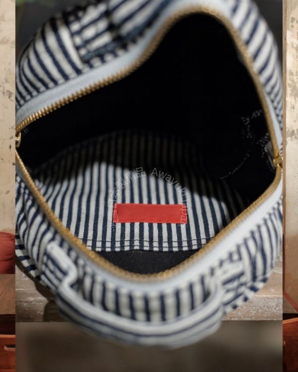 日本製 丹寧系列圓形隨行包(牛仔條紋款) 日本製包包 日本製丹寧 丹寧包包 小圓包 隨身包 輕旅行 可愛包包 療癒 裝可愛 #雙色織帶
#義大利製手把
#多功能包包日本製
#氣質容量兼具
#日本製輕量包包
#輕量包包
#夏日必備包包
#只有可愛
#可愛包包
#可愛穿搭
#托特包
#編織托特包
#日本製托特包
#日本製編織包
#日本職人手作包
#夏日穿搭
#日本代購
#日本製代購
#日本製
#高品質
#安心安全日本製
#貴婦
#輕奢
#夏日編織包
#海邊穿搭
#浴衣穿搭﻿