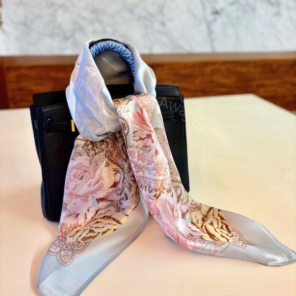 日本製 絲巾_玫瑰花園 Jardin des Roses - 雲藍(88 × 88cm) 絲巾 方形絲巾 大方巾 日本絲巾 9090 披肩 絲巾
雙面圍巾
日本製絲巾
日本製圍巾
羊毛雙面圍巾
羊毛圍巾
一條抵兩條
保暖圍巾
克什米爾
silkscarf
scarf
hermesscarf
cashmere
日本代購
日本製代購
RectoVersomuffler
muffler
hermesmuffler
winteriscoming
甜美小姊姊風
氣質優雅女孩風
可甜可鹹
日本製
高品