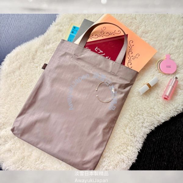 日本製 輕量手提袋 輕量手提包—午後的微光奏鳴曲_大象灰 日本製琴譜包 A4包包 防潑水 可水洗包包 多功能斜背包
男背包
日本製鞋背包
日本製男包
出國旅遊
出差旅遊包
機能公事包
型男必備
多功能包
日本型男
父親節禮物
帥氣
lexus
benz
bmw
tesla
日本代購
日本製代購
日本製珍珠項鍊
日本製珍珠手鍊
akoya珍珠
日本製
高品質
安心安全
安心安全日本製
貴婦
輕奢
tasaki
mikimoto