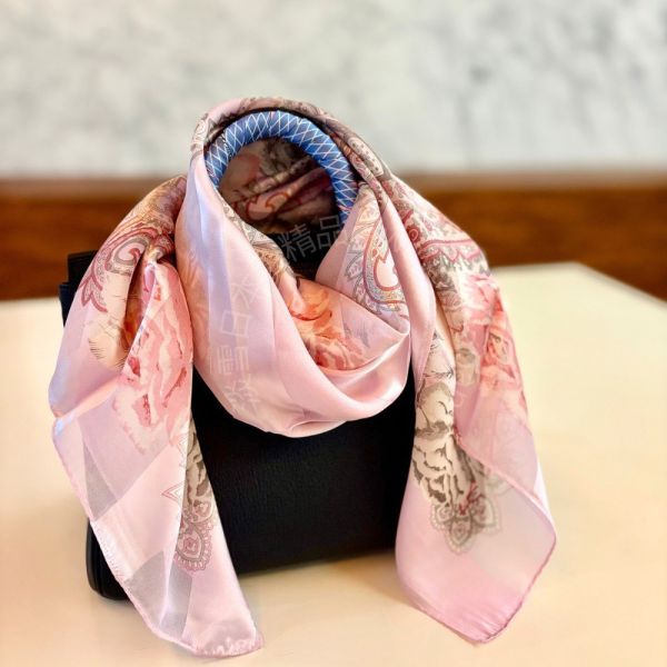 日本製 絲巾_玫瑰花園 Jardin des Roses - 玫瑰粉(88 × 88cm) 絲巾 方形絲巾 大方巾 日本絲巾 9090 披肩 絲巾
雙面圍巾
日本製絲巾
日本製圍巾
羊毛雙面圍巾
羊毛圍巾
一條抵兩條
保暖圍巾
克什米爾
silkscarf
scarf
hermesscarf
cashmere
日本代購
日本製代購
RectoVersomuffler
muffler
hermesmuffler
winteriscoming
甜美小姊姊風
氣質優雅女孩風
可甜可鹹
日本製
高品