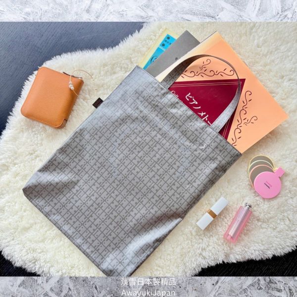 日本製 輕量手提袋 輕量手提包—午後的微光奏鳴曲_晶耀灰 日本製琴譜包 A4包包 防潑水 可水洗包包 多功能斜背包
男背包
日本製鞋背包
日本製男包
出國旅遊
出差旅遊包
機能公事包
型男必備
多功能包
日本型男
父親節禮物
帥氣
lexus
benz
bmw
tesla
日本代購
日本製代購
日本製珍珠項鍊
日本製珍珠手鍊
akoya珍珠
日本製
高品質
安心安全
安心安全日本製
貴婦
輕奢
tasaki
mikimoto