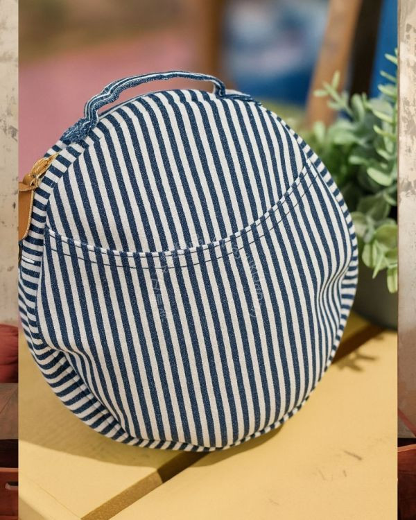 日本製 丹寧系列圓形隨行包(牛仔丹寧款) 日本製包包 日本製丹寧 丹寧包包 小圓包 隨身包 輕旅行 可愛包包 療癒 裝可愛 #雙色織帶
#義大利製手把
#多功能包包日本製
#氣質容量兼具
#日本製輕量包包
#輕量包包
#夏日必備包包
#只有可愛
#可愛包包
#可愛穿搭
#托特包
#編織托特包
#日本製托特包
#日本製編織包
#日本職人手作包
#夏日穿搭
#日本代購
#日本製代購
#日本製
#高品質
#安心安全日本製
#貴婦
#輕奢
#夏日編織包
#海邊穿搭
#浴衣穿搭﻿