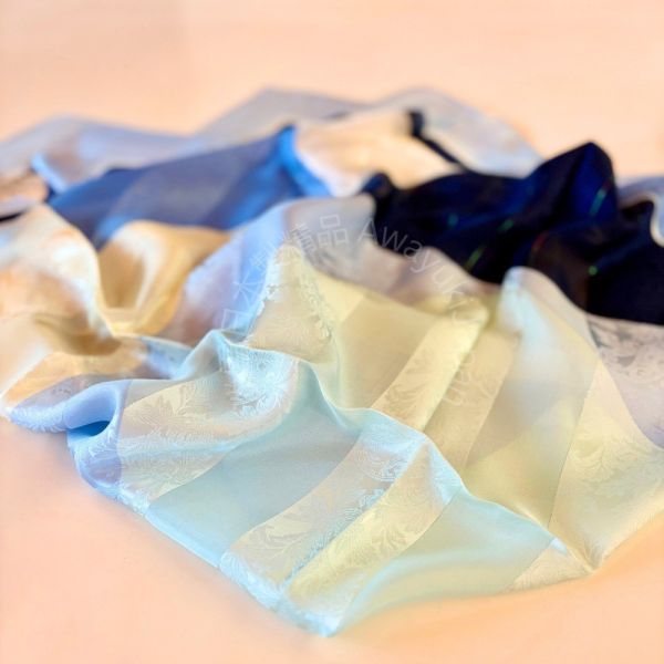 日本製 絲巾_ 光影菱紋Collection Lumières Géométriques-海霧晨藍 Brume Marine (88 × 88cm) 絲巾 方形絲巾 大方巾 日本絲巾 9090 披肩 絲巾
雙面圍巾
日本製絲巾
日本製圍巾
羊毛雙面圍巾
羊毛圍巾
一條抵兩條
保暖圍巾
克什米爾
silkscarf
scarf
hermesscarf
cashmere
日本代購
日本製代購
RectoVersomuffler
muffler
hermesmuffler
winteriscoming
甜美小姊姊風
氣質優雅女孩風
可甜可鹹
日本製
高品