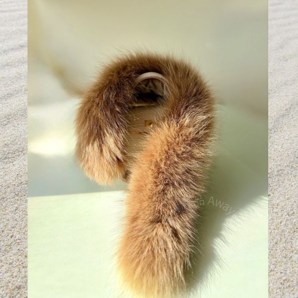 日本製 狐狸毛圍巾_柔金雪狐 · Renard Doré Velouté 金棕色(10x65cm) 毛毛圍巾 藍狐 狐狸毛 貴婦圍巾日本圍巾 保暖圍巾 SAGA 狐狸毛圍巾
毛毛圍巾
雙面圍巾
日本製絲巾
日本製圍巾
羊毛雙面圍巾
羊毛圍巾
一條抵兩條
保暖圍巾
克什米爾
silkscarf
scarf
hermesscarf
cashmere
日本代購
日本製代購
RectoVersomuffler
muffler
hermesmuffler
winteriscoming
甜美小姊姊風
氣質優雅女孩風
可甜可鹹