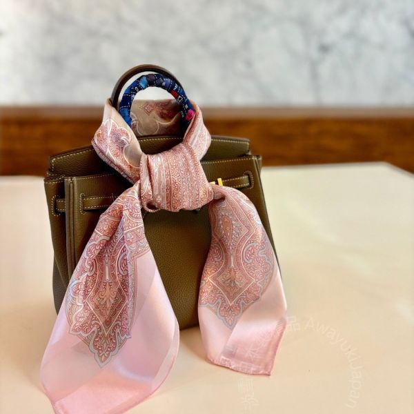 日本製 絲巾_ Éclat de Palais 宮廷之光-玫瑰粉(88 × 88cm) 絲巾 方形絲巾 大方巾 日本絲巾 9090 披肩 絲巾
雙面圍巾
日本製絲巾
日本製圍巾
羊毛雙面圍巾
羊毛圍巾
一條抵兩條
保暖圍巾
克什米爾
silkscarf
scarf
hermesscarf
cashmere
日本代購
日本製代購
RectoVersomuffler
muffler
hermesmuffler
winteriscoming
甜美小姊姊風
氣質優雅女孩風
可甜可鹹
日本製
高品