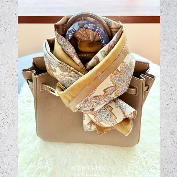 日本製 絲巾_宮廷序曲 Prélude de Palais-曙綠 Aube Olive_香檳×橄欖綠(120× 34cm) 絲巾 雙面絲巾 長型絲巾 日本絲巾 9090 披肩 絲巾
雙面圍巾
日本製絲巾
日本製圍巾
羊毛雙面圍巾
羊毛圍巾
一條抵兩條
保暖圍巾
克什米爾
silkscarf
scarf
hermesscarf
cashmere
日本代購
日本製代購
RectoVersomuffler
muffler
hermesmuffler
winteriscoming
甜美小姊姊風
氣質優雅女孩風
可甜可鹹
日本製
高品