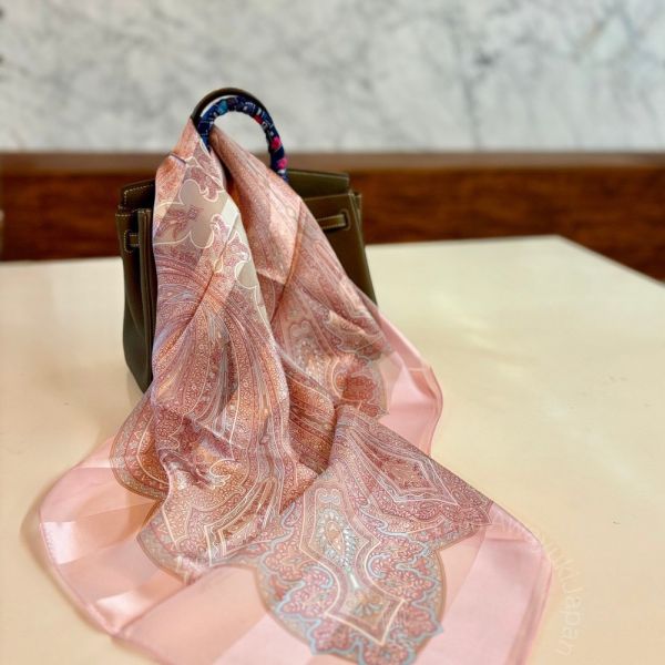 日本製 絲巾_ Éclat de Palais 宮廷之光-玫瑰粉(88 × 88cm) 絲巾 方形絲巾 大方巾 日本絲巾 9090 披肩 絲巾
雙面圍巾
日本製絲巾
日本製圍巾
羊毛雙面圍巾
羊毛圍巾
一條抵兩條
保暖圍巾
克什米爾
silkscarf
scarf
hermesscarf
cashmere
日本代購
日本製代購
RectoVersomuffler
muffler
hermesmuffler
winteriscoming
甜美小姊姊風
氣質優雅女孩風
可甜可鹹
日本製
高品