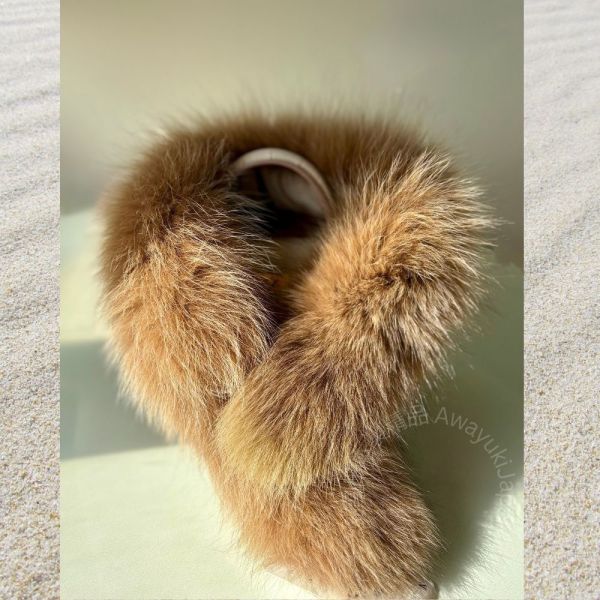 日本製 狐狸毛圍巾_柔金雪狐 · Renard Doré Velouté 金棕色(10x65cm) 毛毛圍巾 藍狐 狐狸毛 貴婦圍巾日本圍巾 保暖圍巾 SAGA 狐狸毛圍巾
毛毛圍巾
雙面圍巾
日本製絲巾
日本製圍巾
羊毛雙面圍巾
羊毛圍巾
一條抵兩條
保暖圍巾
克什米爾
silkscarf
scarf
hermesscarf
cashmere
日本代購
日本製代購
RectoVersomuffler
muffler
hermesmuffler
winteriscoming
甜美小姊姊風
氣質優雅女孩風
可甜可鹹