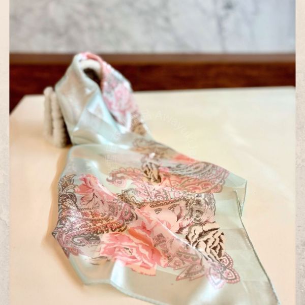 日本製 絲巾_玫瑰花園 Jardin des Roses - 霧綠(88 × 88cm) 絲巾 方形絲巾 大方巾 日本絲巾 9090 披肩 絲巾
雙面圍巾
日本製絲巾
日本製圍巾
羊毛雙面圍巾
羊毛圍巾
一條抵兩條
保暖圍巾
克什米爾
silkscarf
scarf
hermesscarf
cashmere
日本代購
日本製代購
RectoVersomuffler
muffler
hermesmuffler
winteriscoming
甜美小姊姊風
氣質優雅女孩風
可甜可鹹
日本製
高品