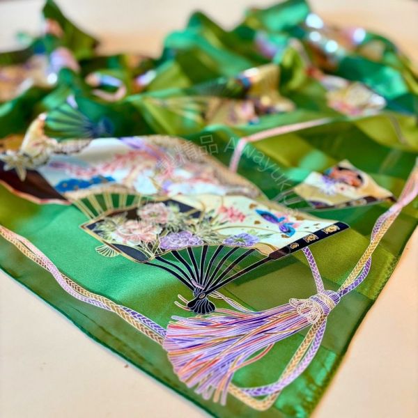 日本製 絲巾_ Éventail Fleuri Émeraude 花扇翠影-翠綠色(88 × 88cm) 絲巾 方形絲巾 大方巾 日本絲巾 9090 披肩 絲巾
雙面圍巾
日本製絲巾
日本製圍巾
羊毛雙面圍巾
羊毛圍巾
一條抵兩條
保暖圍巾
克什米爾
silkscarf
scarf
hermesscarf
cashmere
日本代購
日本製代購
RectoVersomuffler
muffler
hermesmuffler
winteriscoming
甜美小姊姊風
氣質優雅女孩風
可甜可鹹
日本製
高品